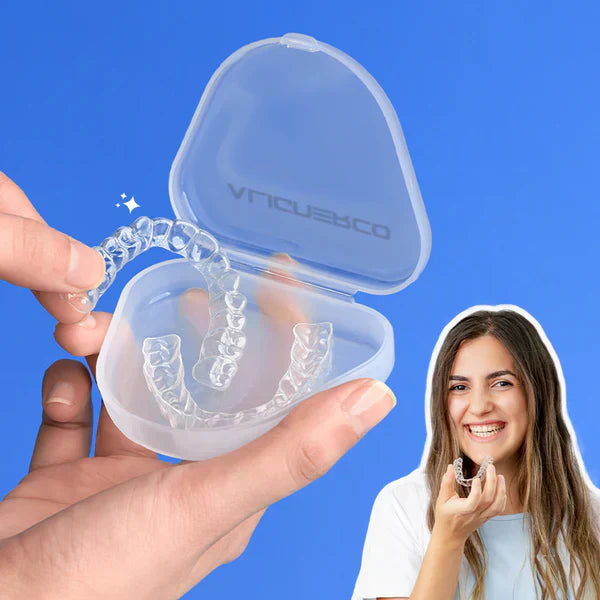 Retenedores transparentes ALINGERCO en su estuche y una niña colocándose un retenedor mientras sonríe.