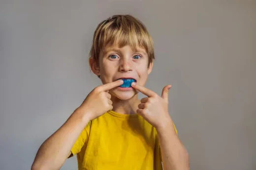 Un niño que lleva un protector bucal