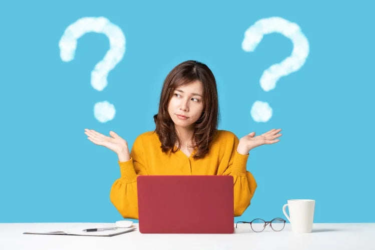 Una mujer que elige entre retenedores metálicos y retenedores transparentes.