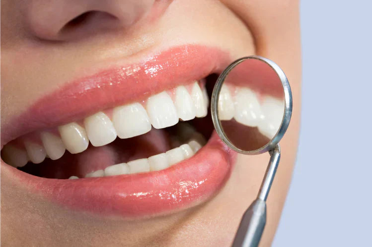 Una imagen de una persona mostrando dientes rectos.