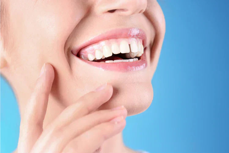 Una mujer sonriendo con un espacio entre los dientes frontales.