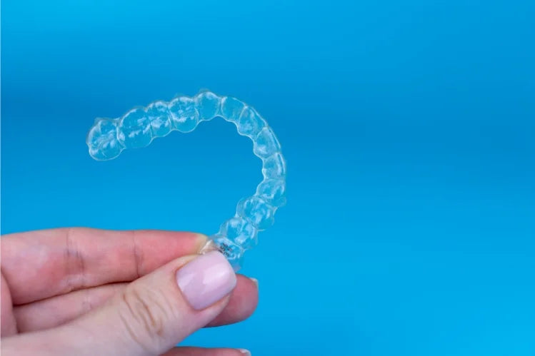 Primer plano de alineadores invisibles para enderezar los dientes.