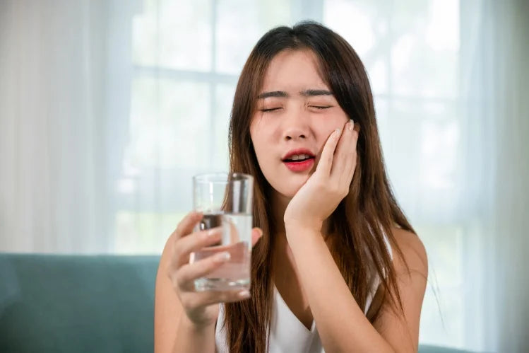 Una niña que sufre sensibilidad dental.