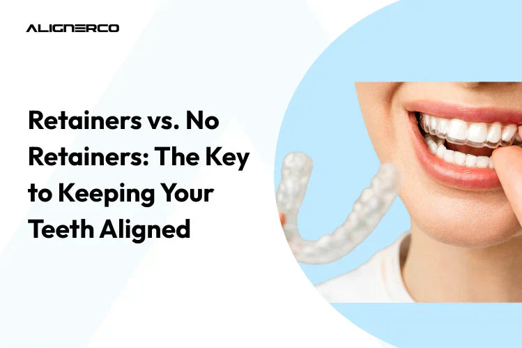 Una chica sonriendo con un aparato de ortodoncia puesto y otro en la mano.