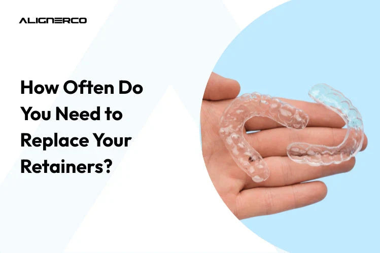 Mano sosteniendo retenedores dentales de plástico transparente para el cuidado post-ortodoncia