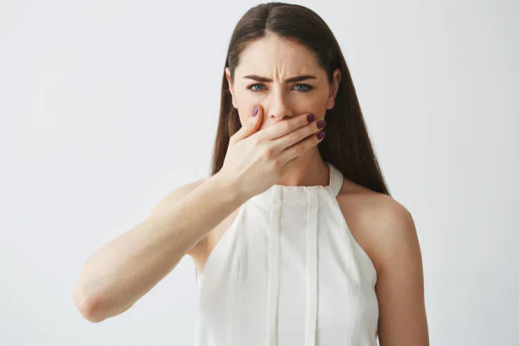 Una mujer se tapa la boca avergonzada.