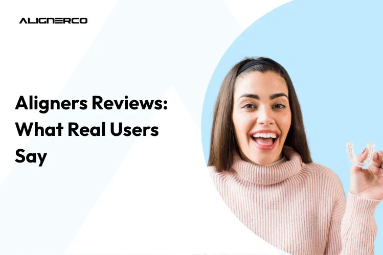 Mujer joven sonriendo con alegría mientras sostiene alineadores transparentes.